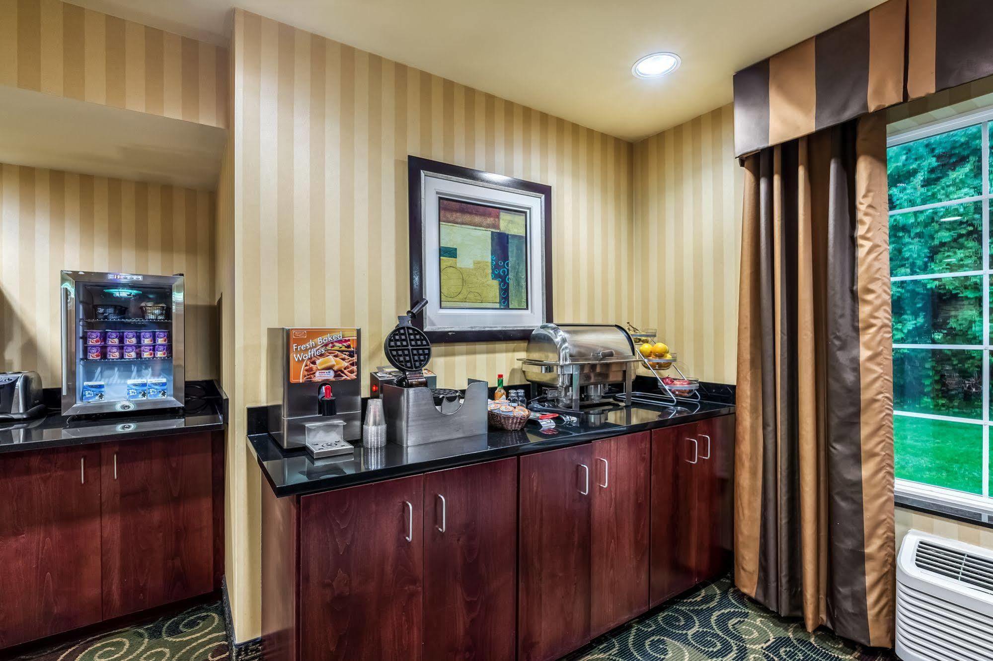 Cobblestone Inn & Suites - Vinton, Ia Bagian luar foto
